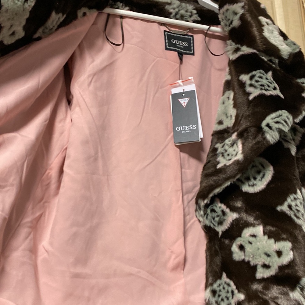 GUESS - Picture 3 of 4